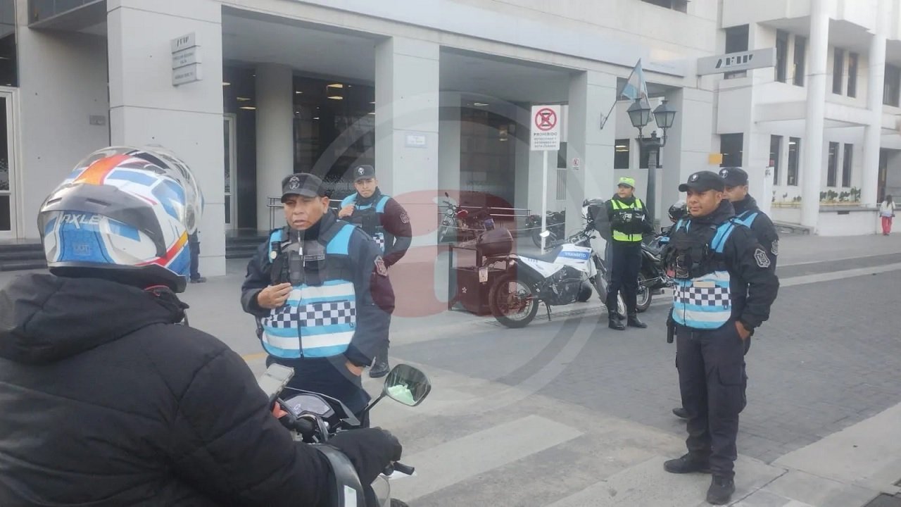 Operativo electoral: calle de Deán Funes cerrada por transporte de urnas