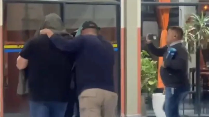 Avioneta narco: Los pilotos quisieron huir en colectivo, los detuvieron en la terminal