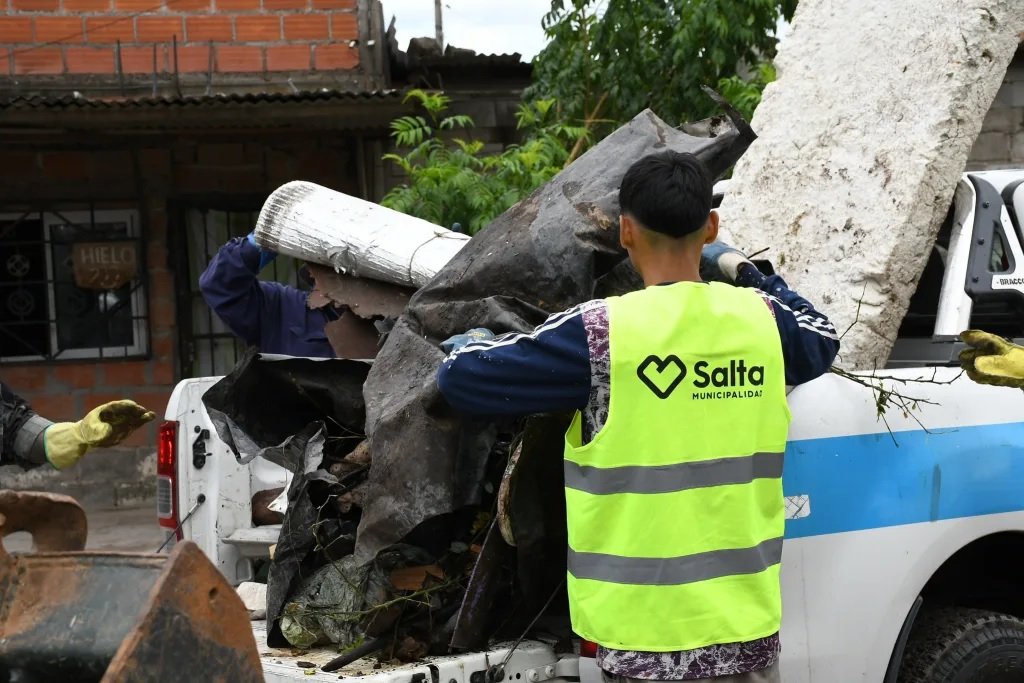 Operativo de descacharrado en barrio 20 de Junio