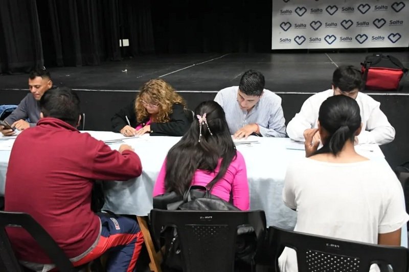 Más de 1.000 salteños se inscribieron para aprender inglés en distintos puntos la ciudad