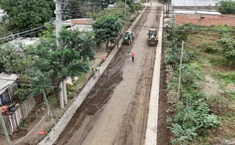 Orán suma más obras: avanzan los trabajos de cordón cuneta sobre calle Güemes